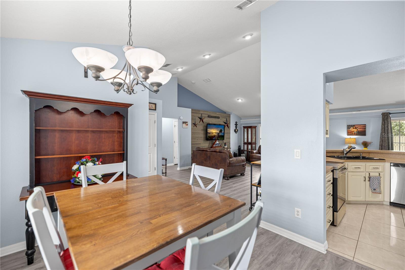Listing photo id 10 for 2478 Angola Drive