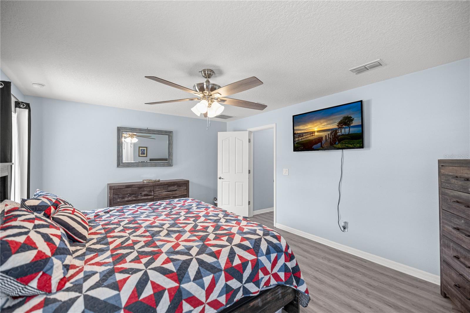 Listing photo id 12 for 2478 Angola Drive