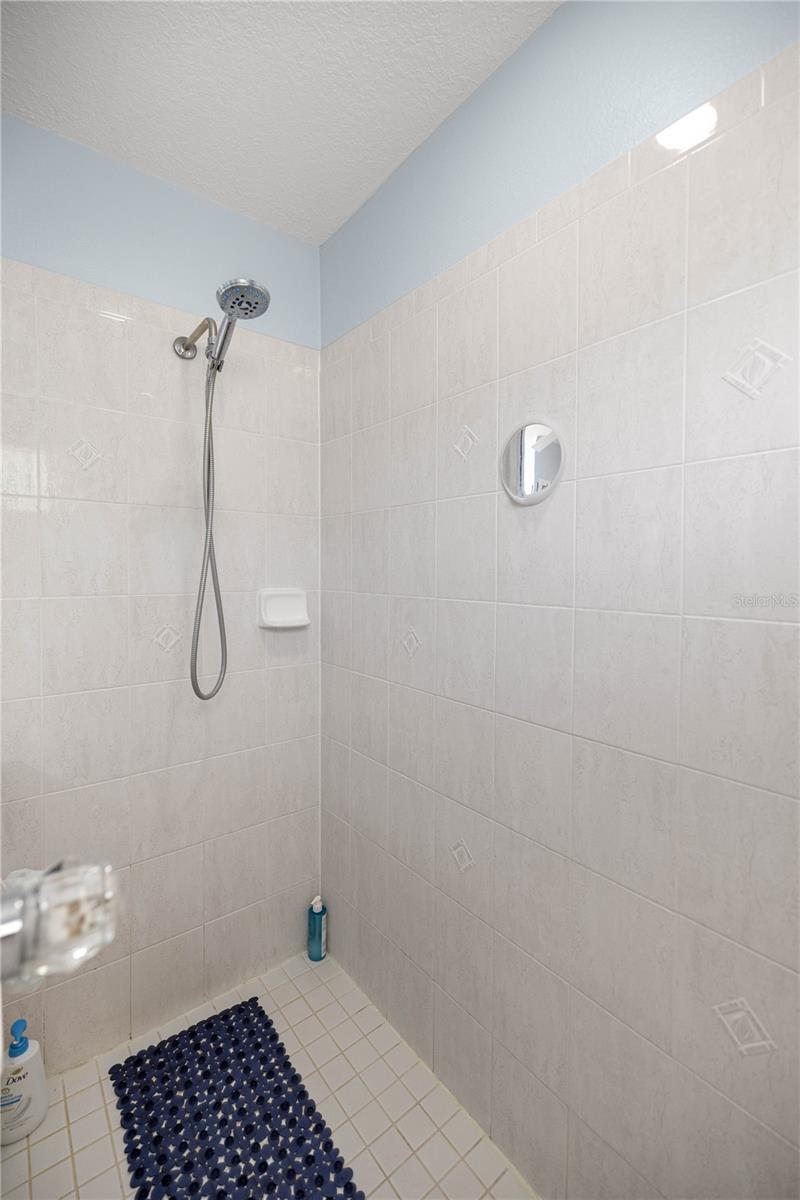 Listing photo id 15 for 2478 Angola Drive