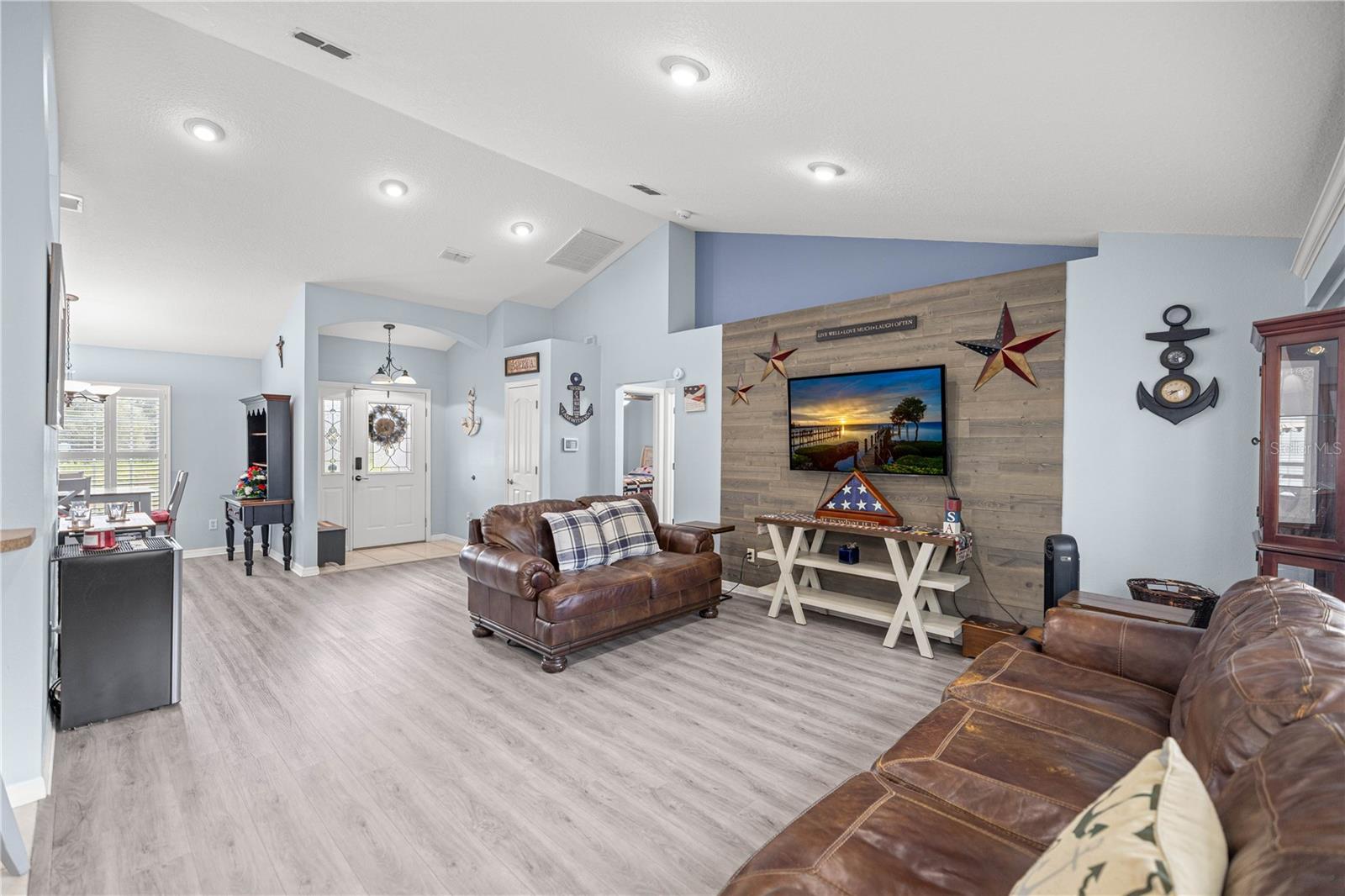 Listing photo id 2 for 2478 Angola Drive