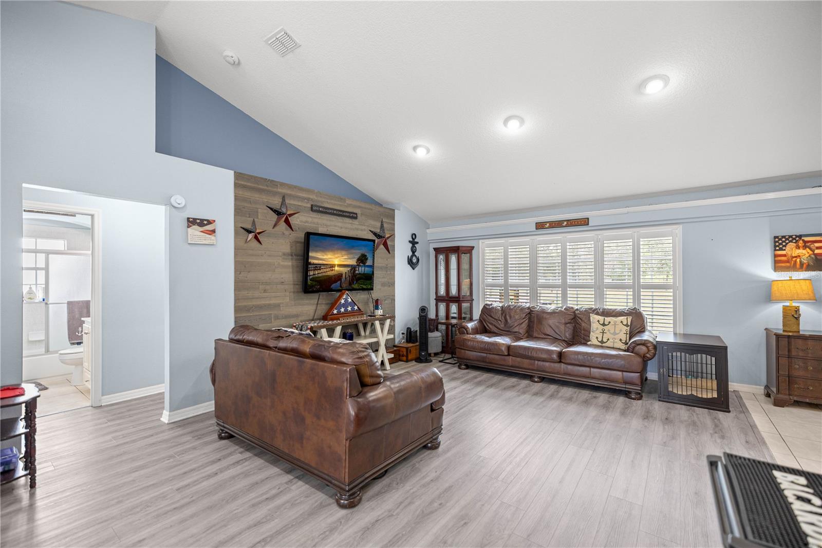 Listing photo id 4 for 2478 Angola Drive