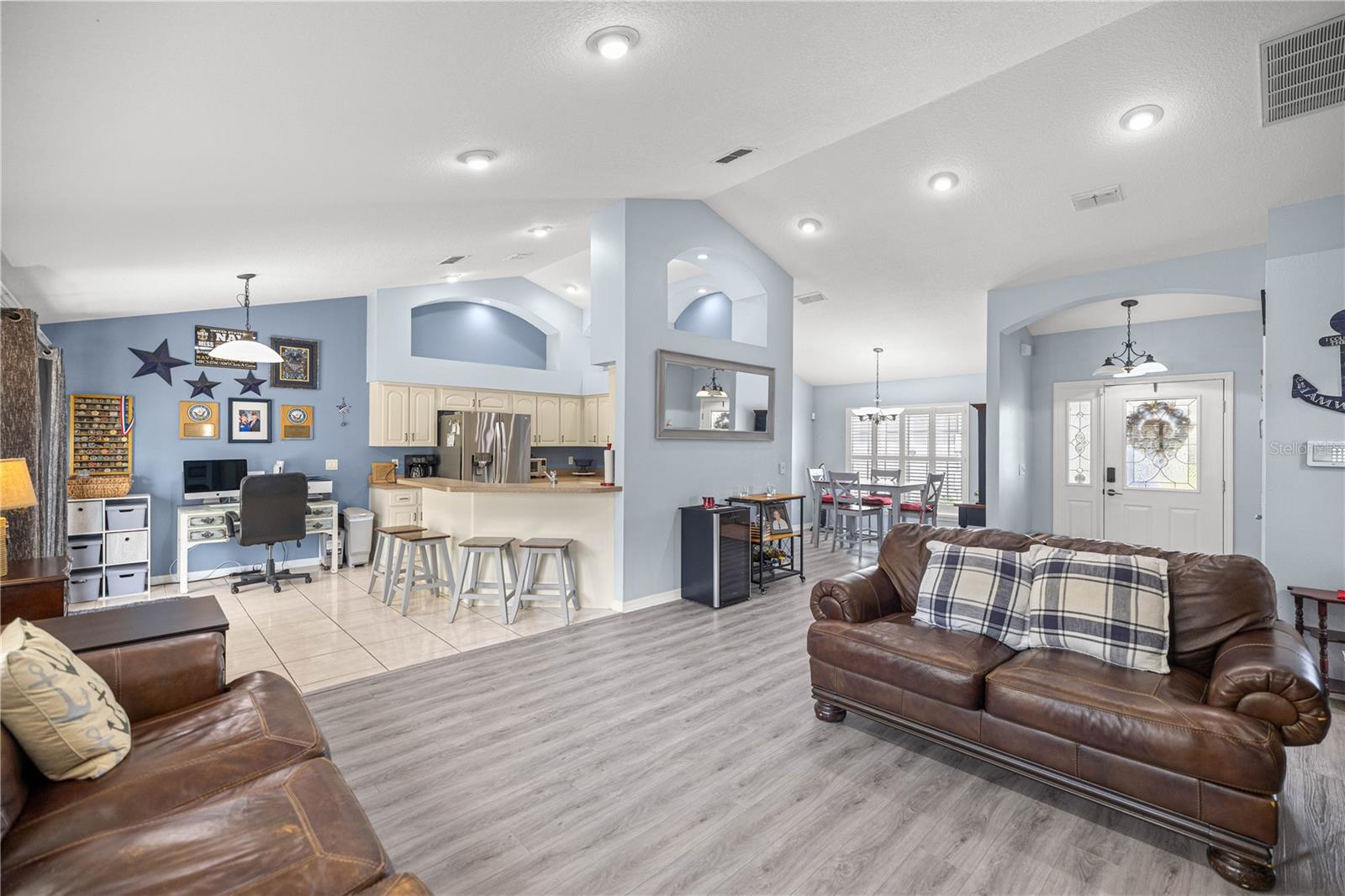 Listing photo id 5 for 2478 Angola Drive