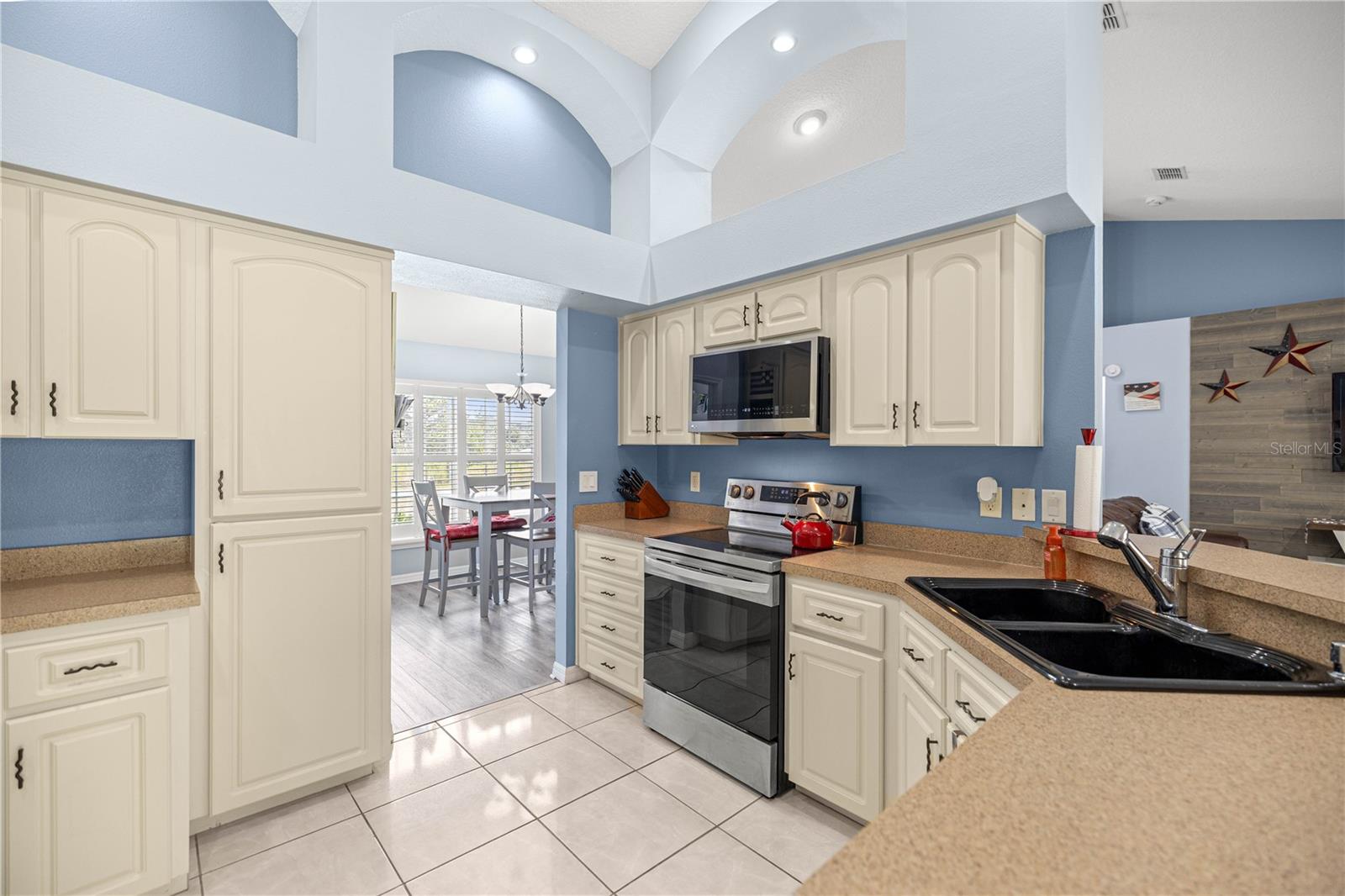 Listing photo id 7 for 2478 Angola Drive