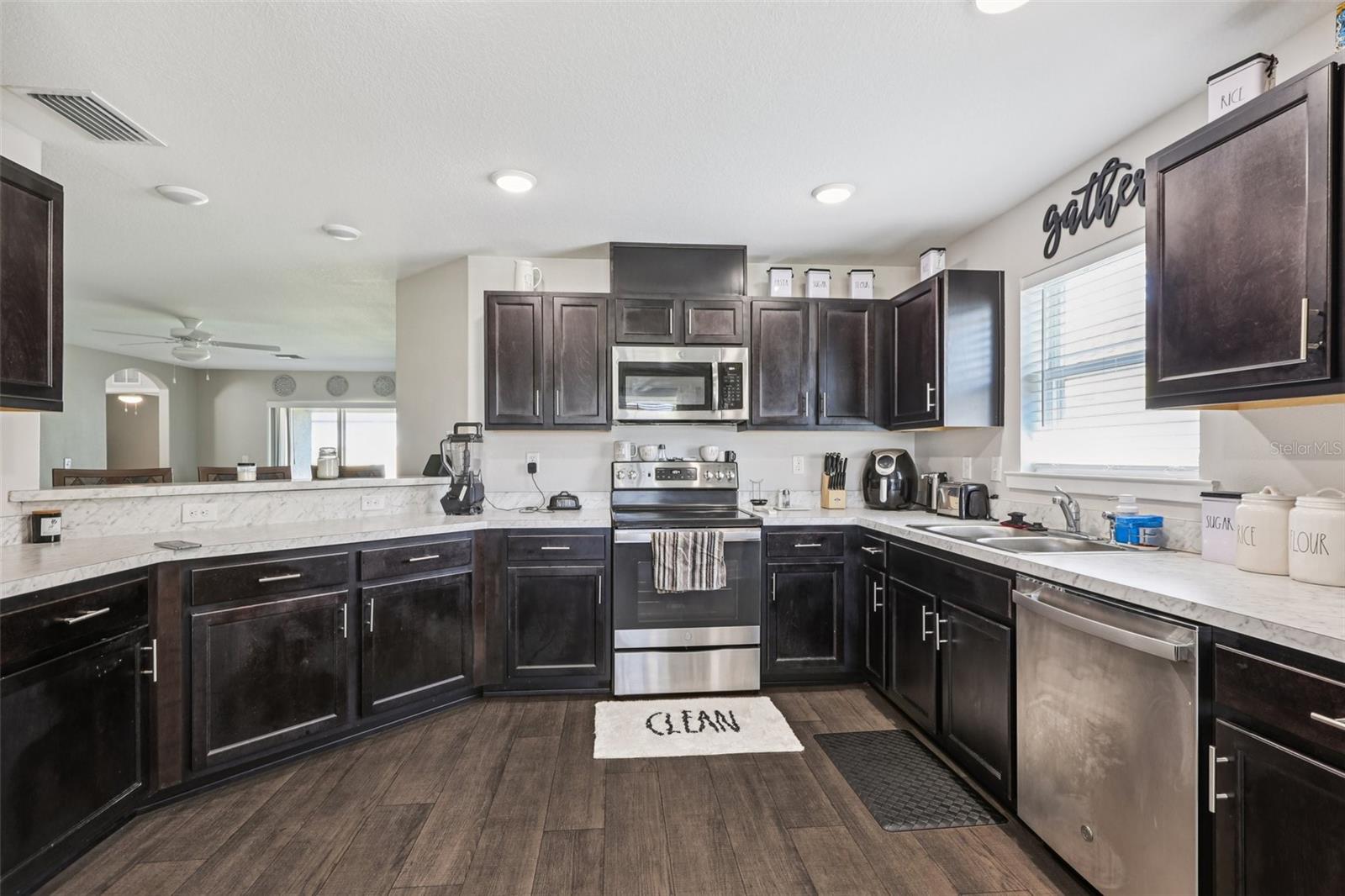 Image 10 of 31 For 1430 Blue Bayou Circle