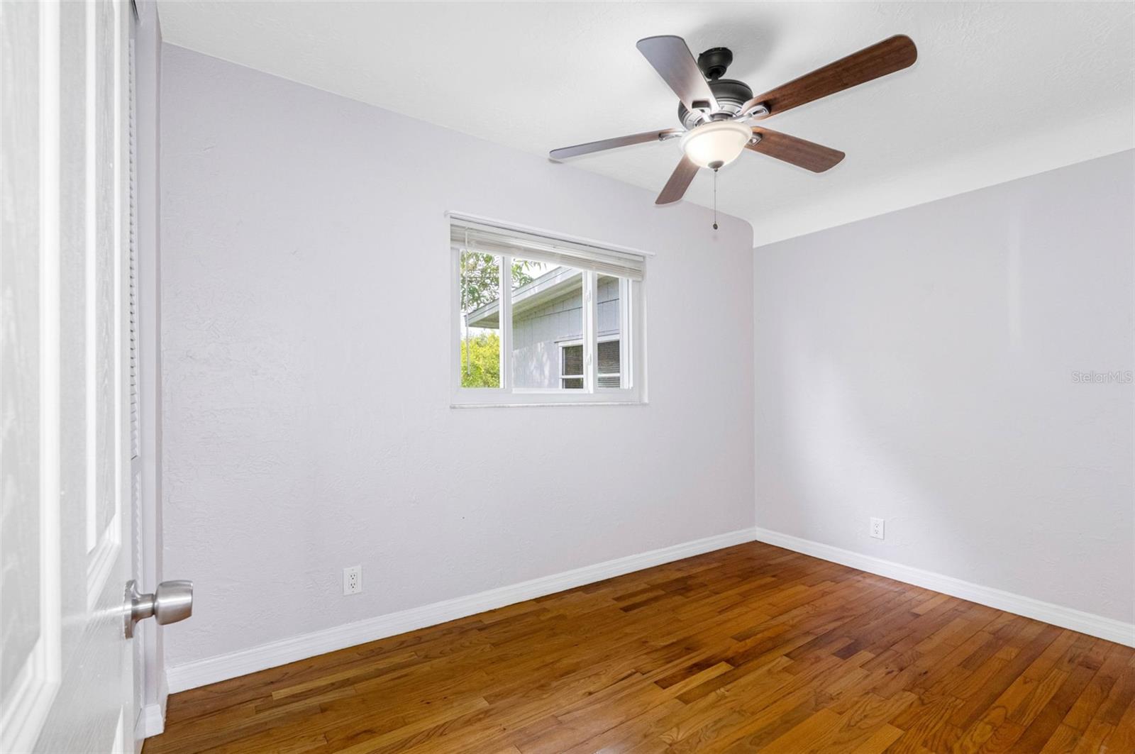 Image 11 of 33 For 4320 Yardley Avenue N