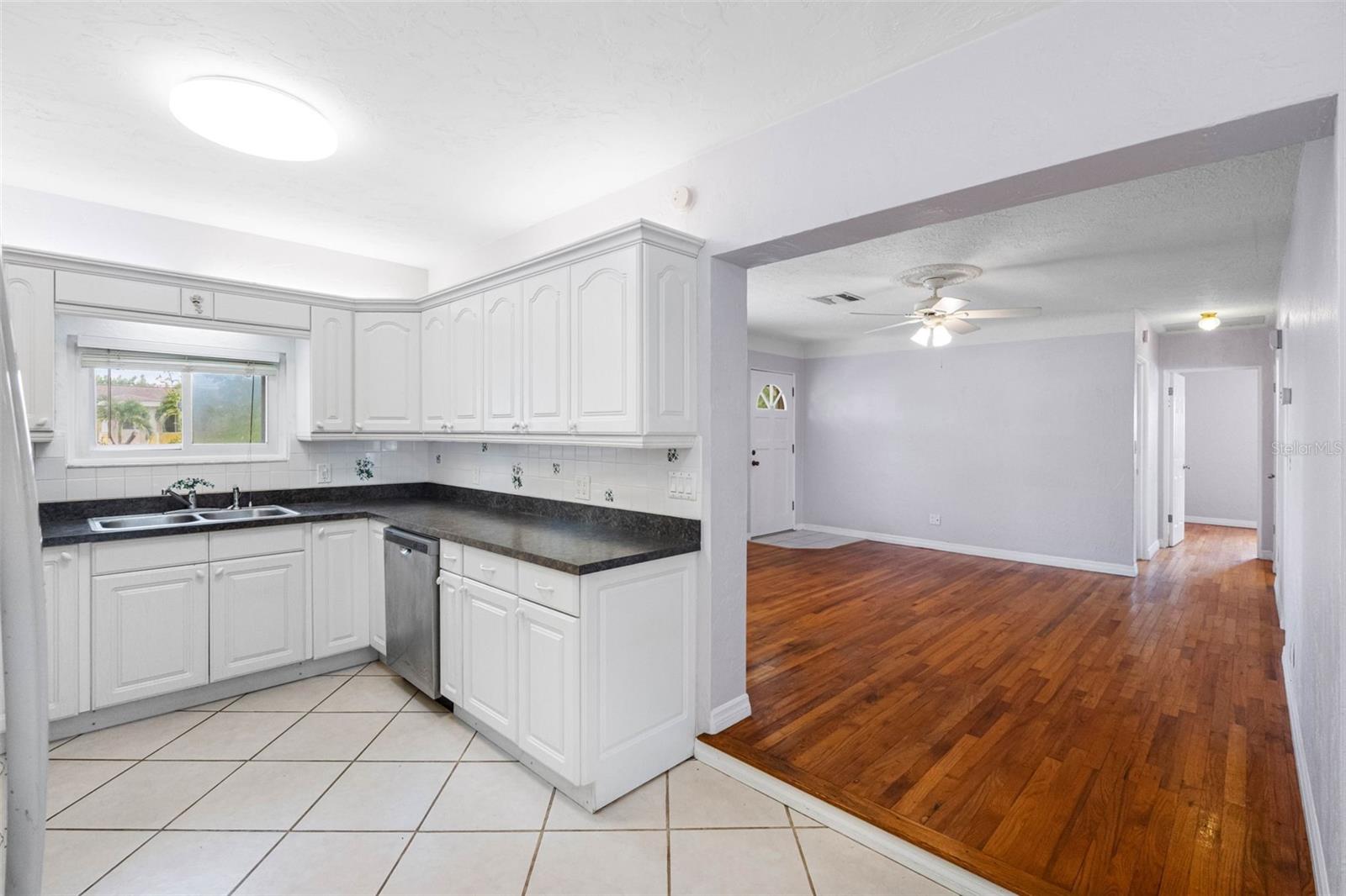 Image 18 of 33 For 4320 Yardley Avenue N