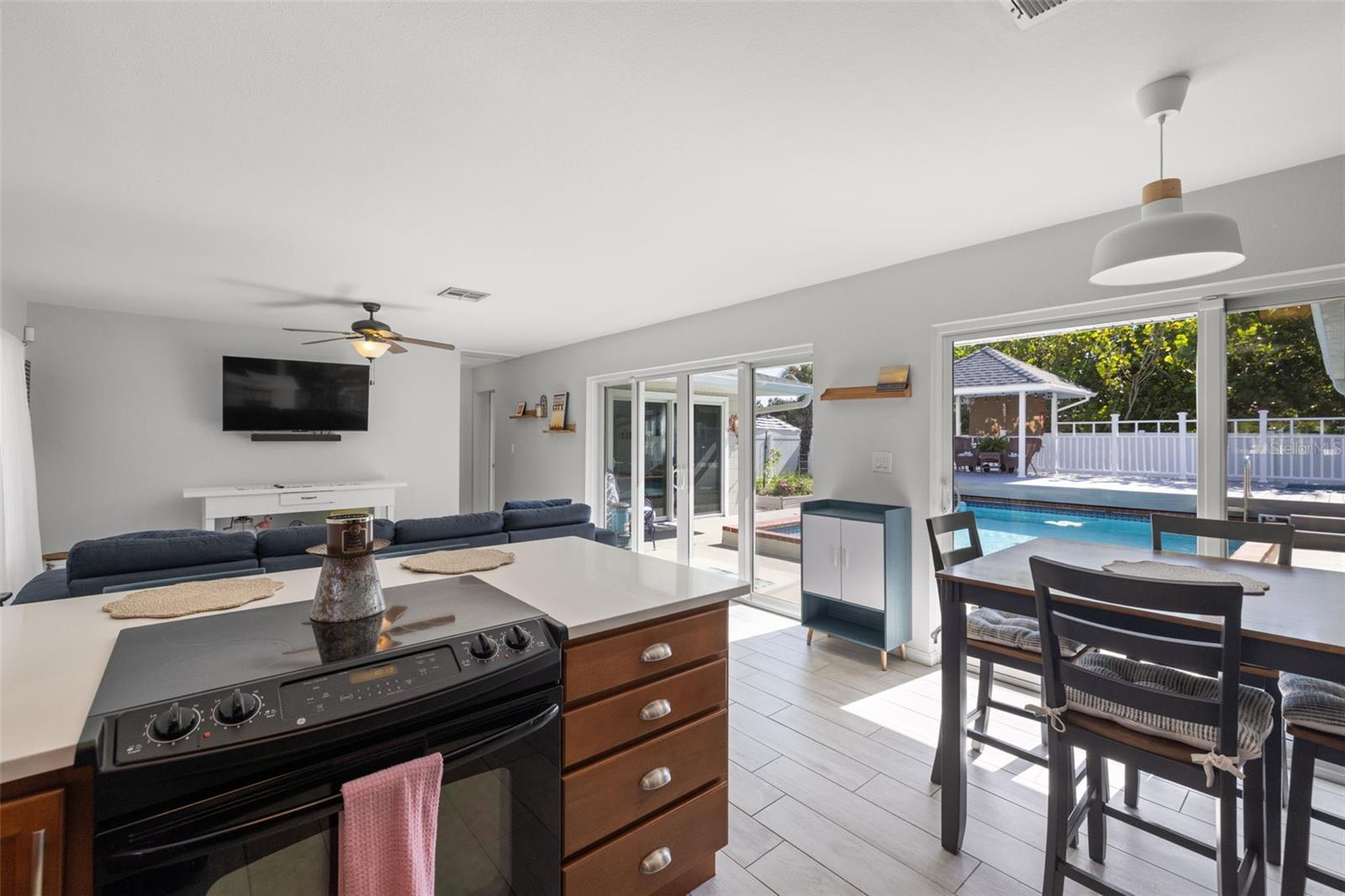 Image 10 of 47 For 6447 19th Street N
