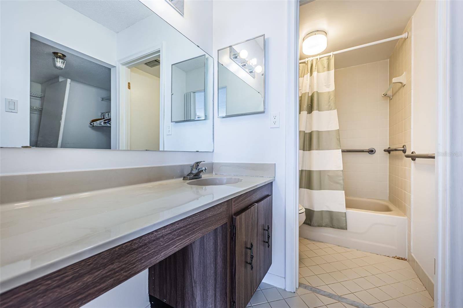 Image 17 of 32 For 6051 Sun Boulevard 605