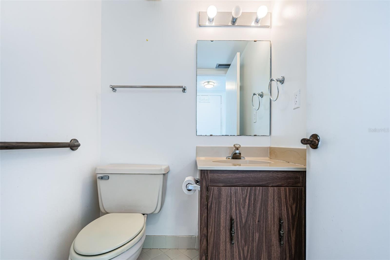 Image 21 of 32 For 6051 Sun Boulevard 605