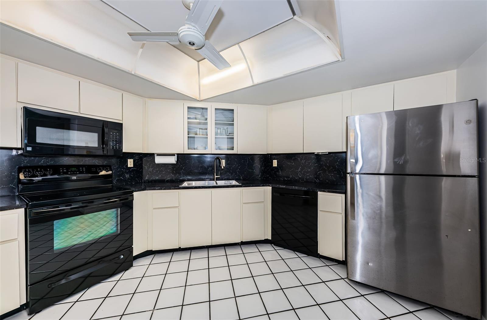 Image 6 of 32 For 6051 Sun Boulevard 605