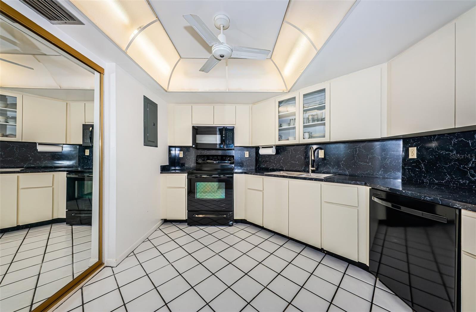 Image 7 of 32 For 6051 Sun Boulevard 605