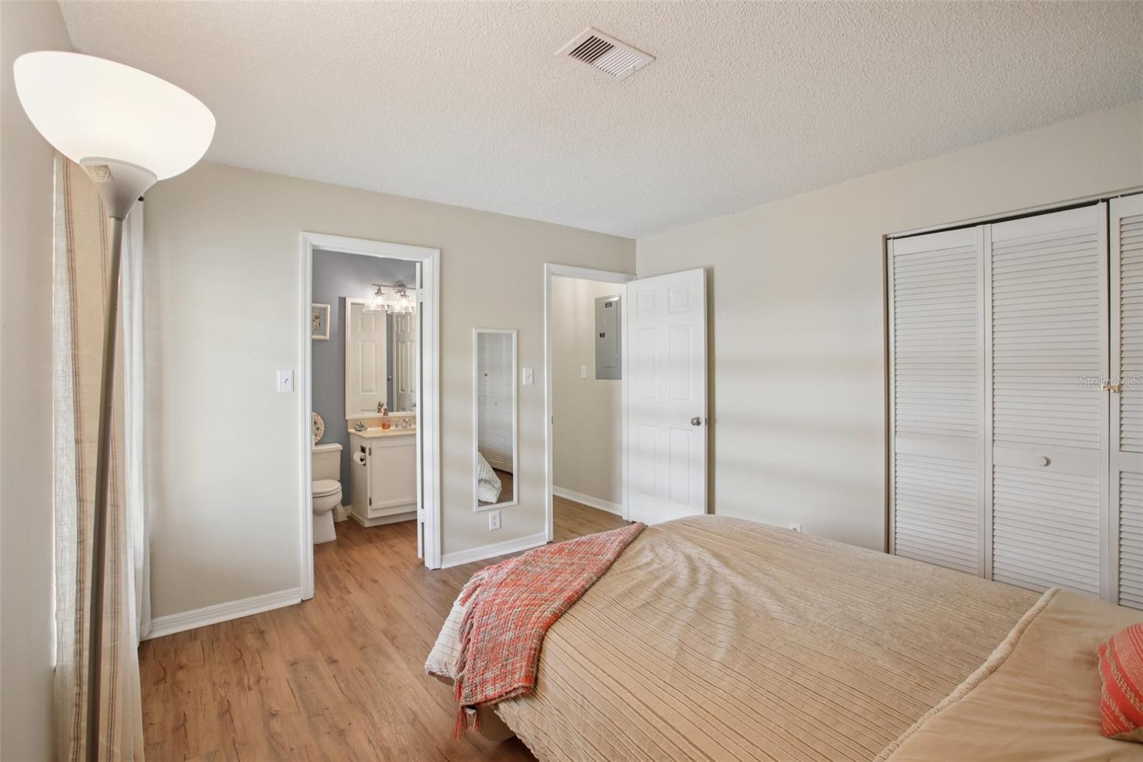 Image 23 of 44 For 7300 Sunshine Skyway Lane S 202