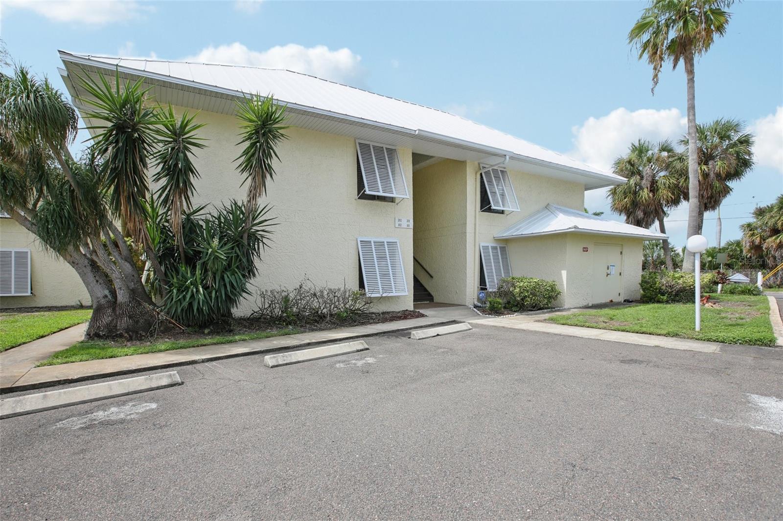 Image 40 of 44 For 7300 Sunshine Skyway Lane S 202