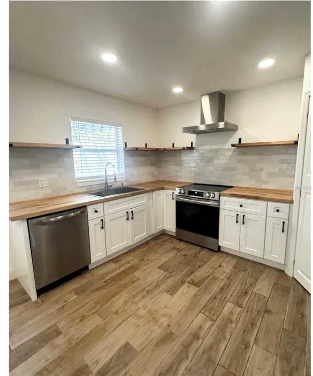 Image 11 of 13 For 4390 Maple Street Ne