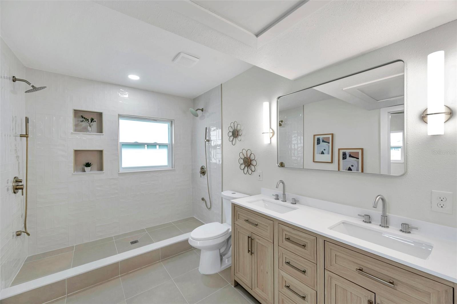 Image 17 of 41 For 5833 Dartmouth Ave N