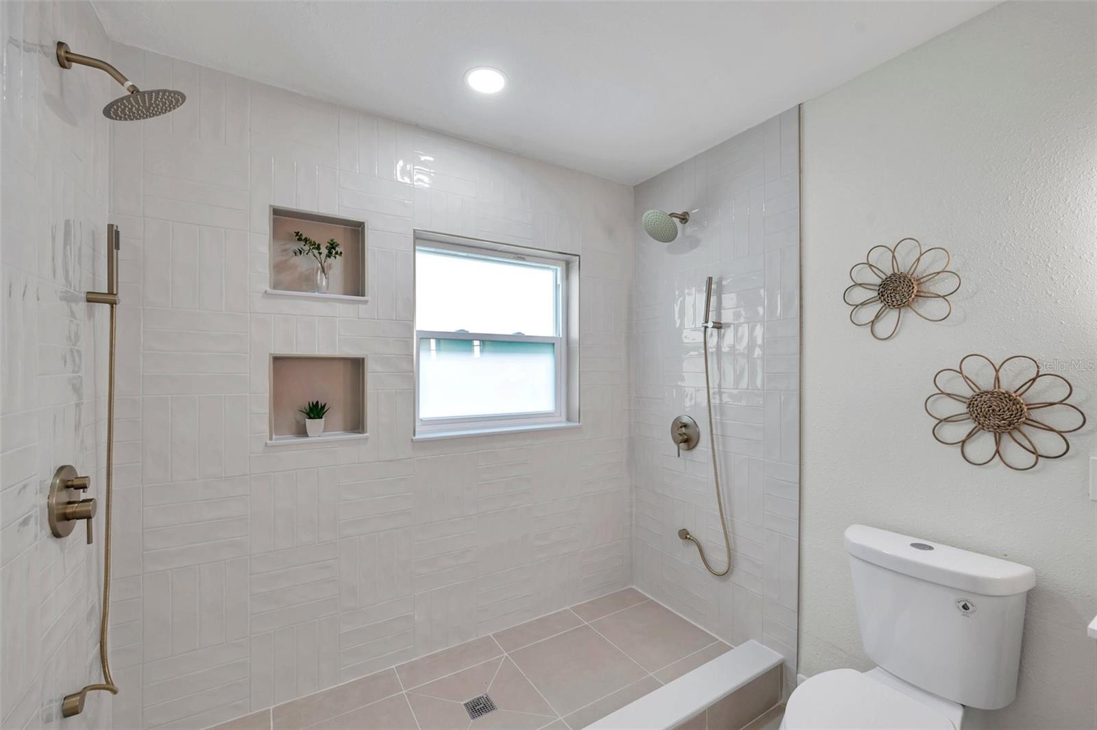 Image 19 of 41 For 5833 Dartmouth Ave N