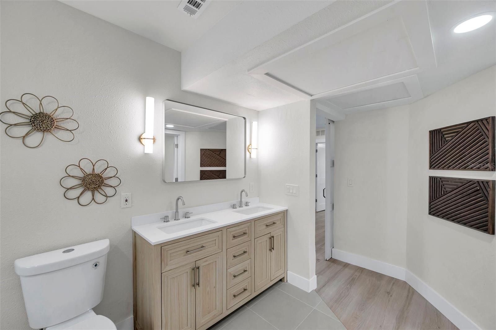 Image 20 of 41 For 5833 Dartmouth Ave N