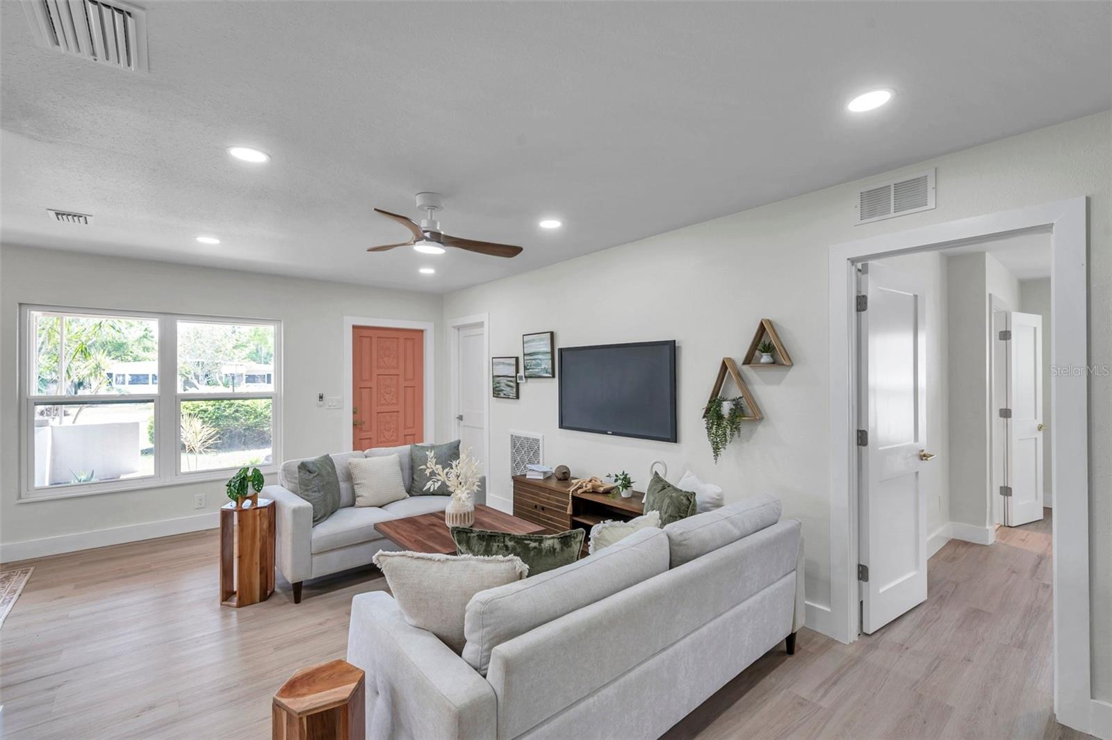 Image 7 of 41 For 5833 Dartmouth Ave N