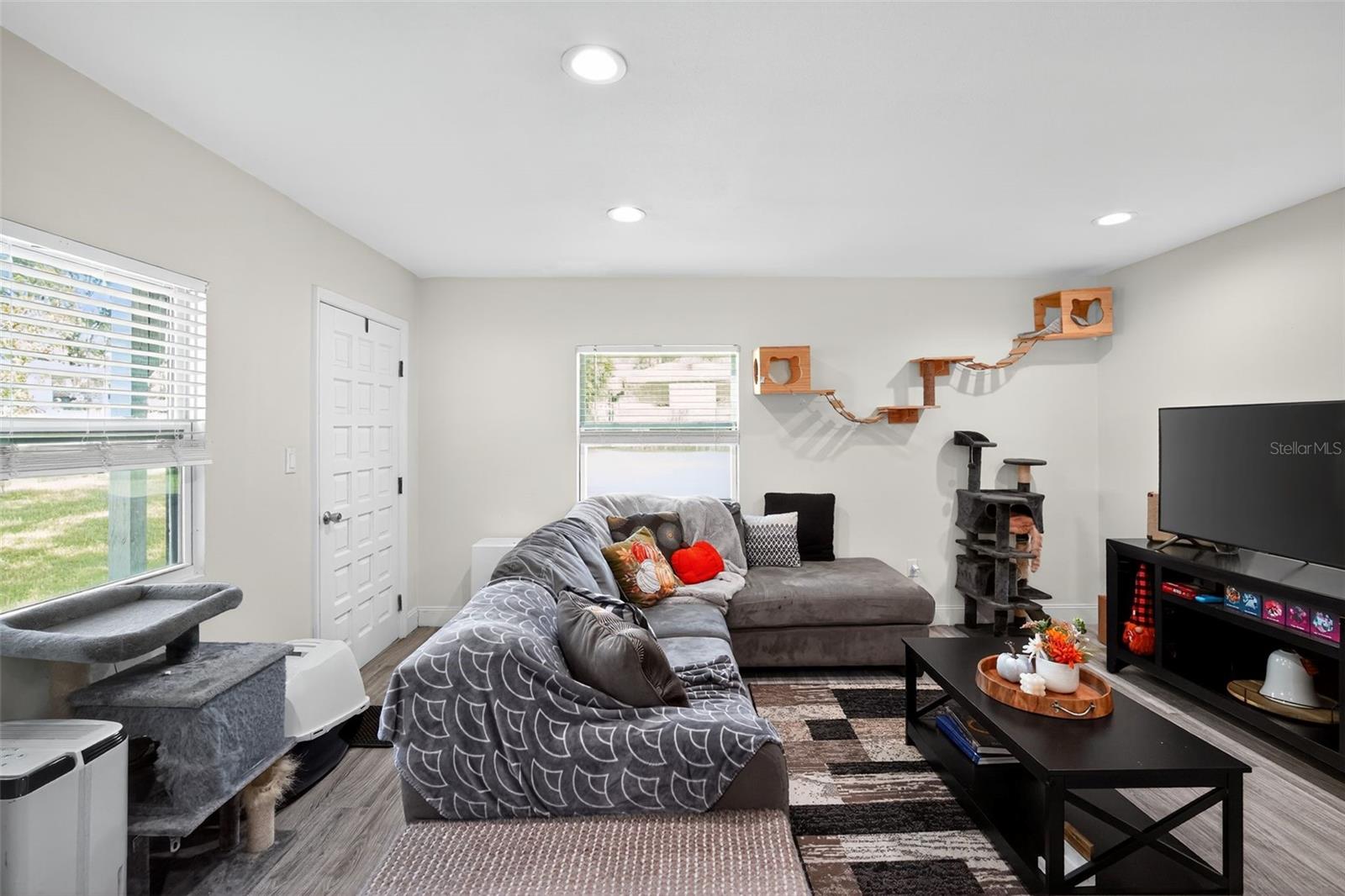 Image 3 of 15 For 910 Whiteway Drive