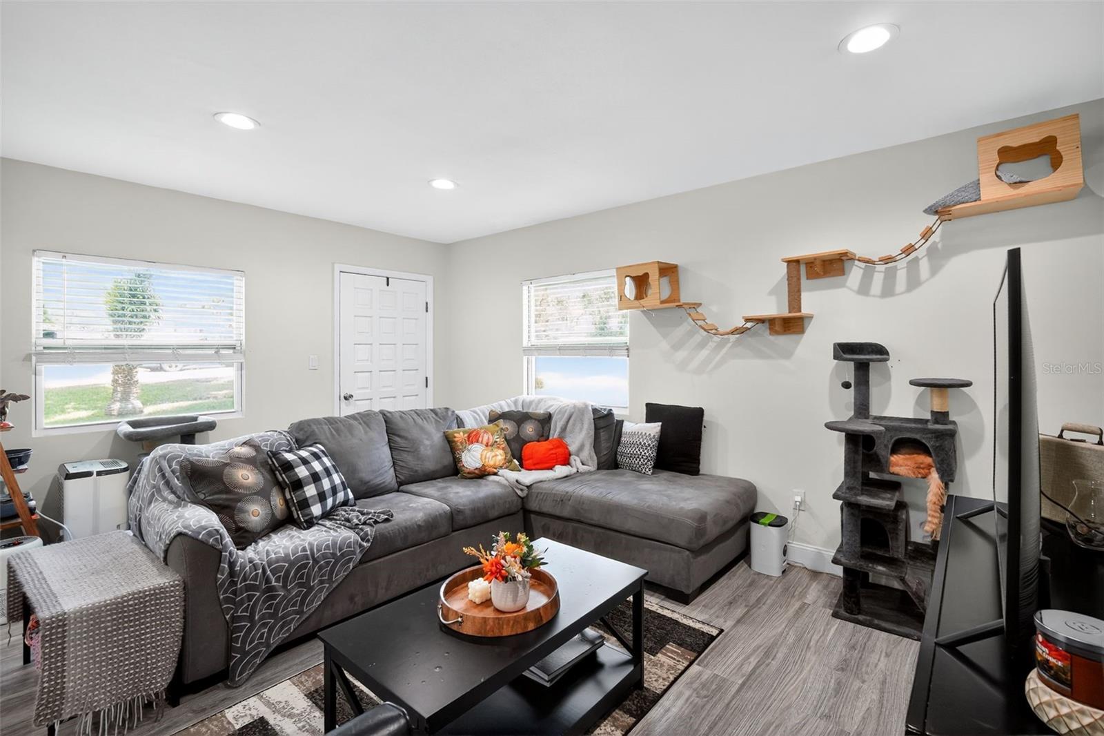 Image 6 of 15 For 910 Whiteway Drive