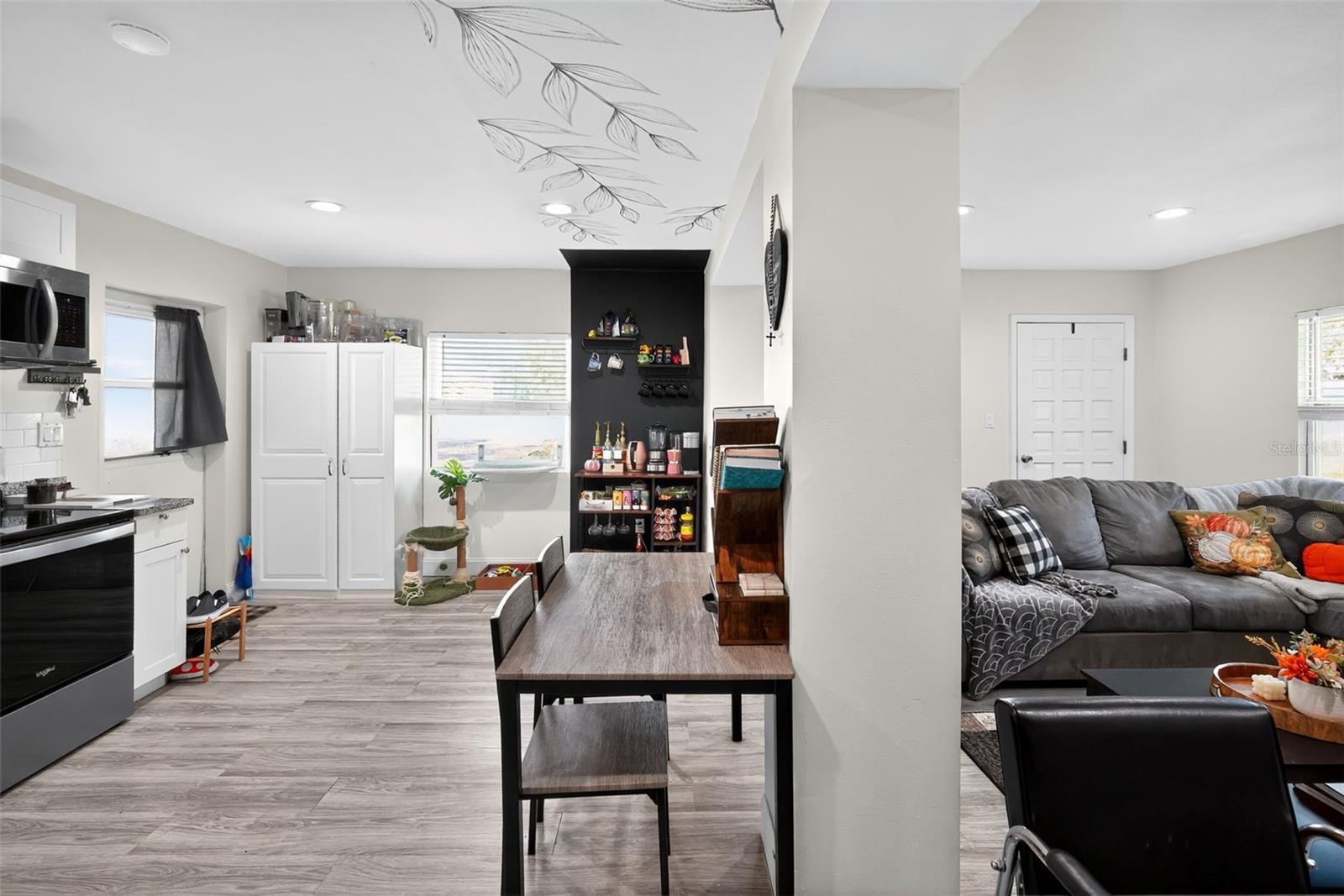 Image 7 of 15 For 910 Whiteway Drive