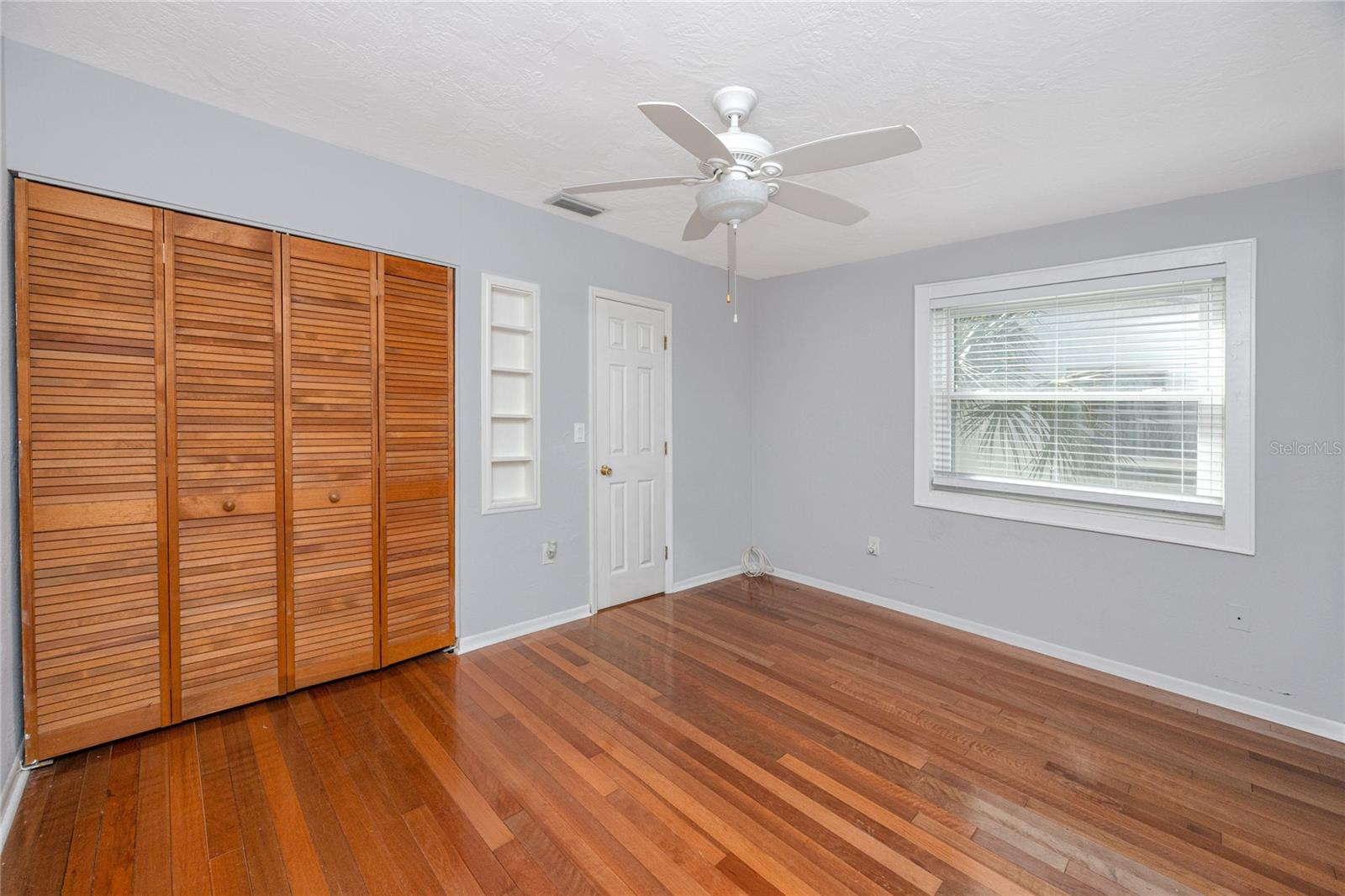 Image 15 of 35 For 849 Karen Street