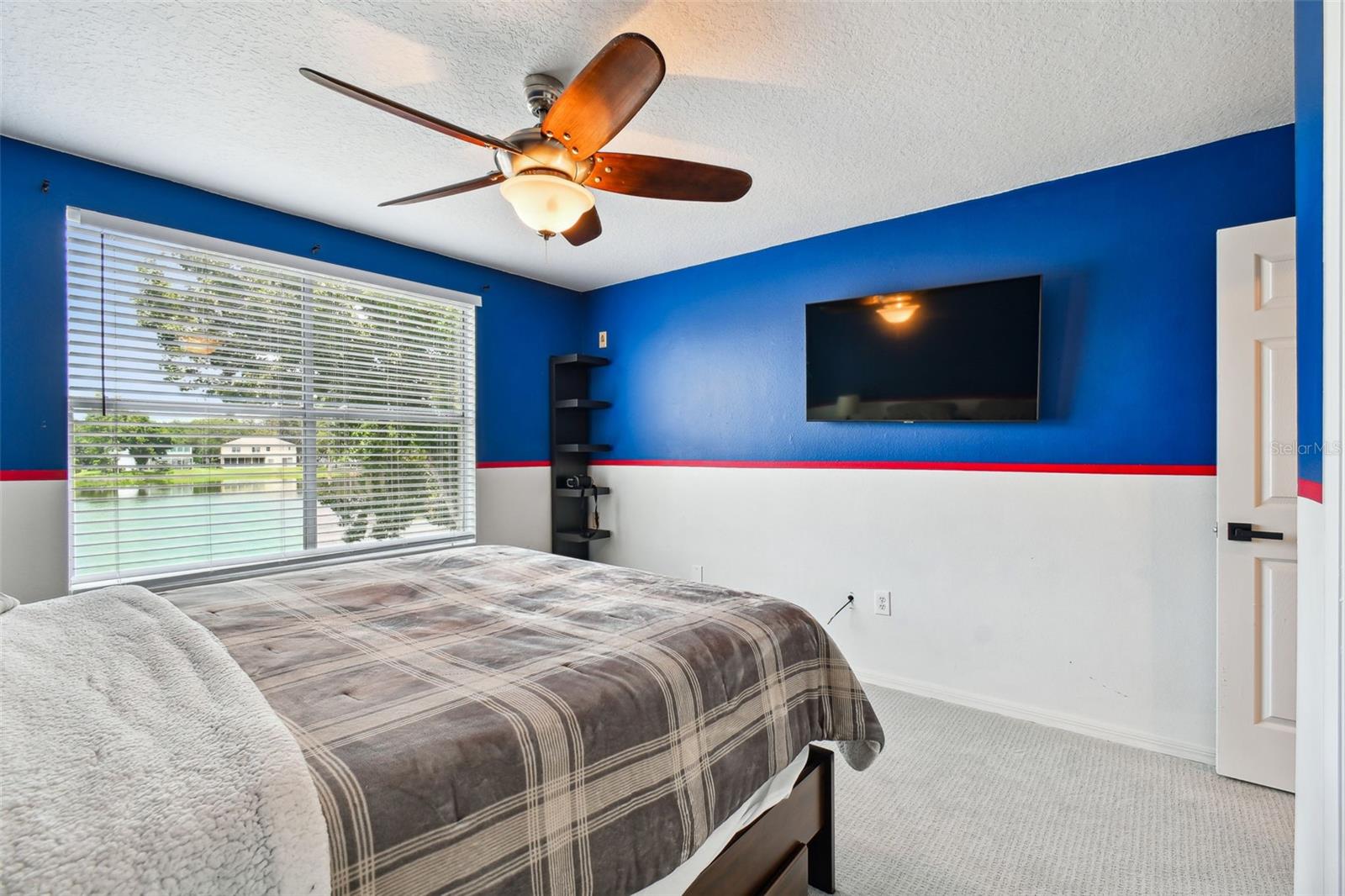 Image 31 of 81 For 17737 Esprit Drive
