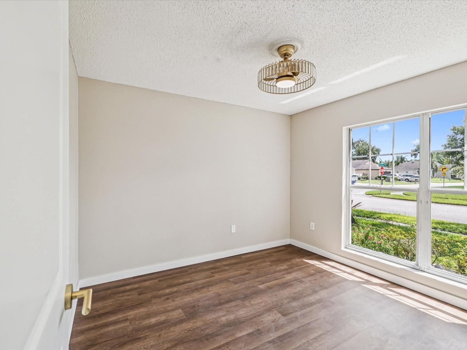 Image 7 of 41 For 26933 Carmen Place