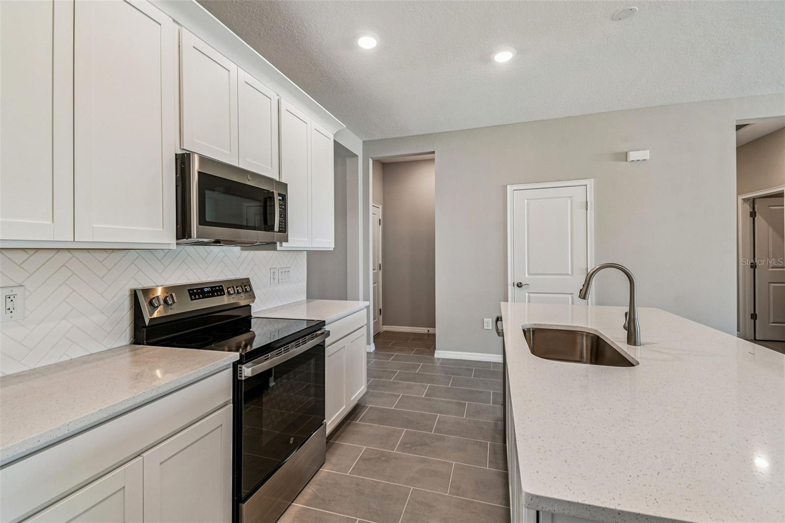 Image 6 of 14 For 8587 White Pine Ave
