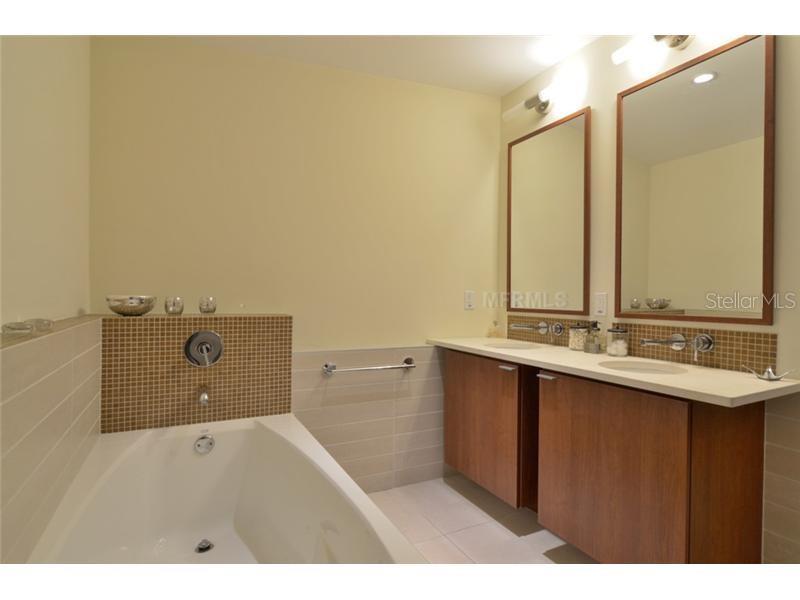 Image 7 of 14 For 912 Channelside Drive 2319