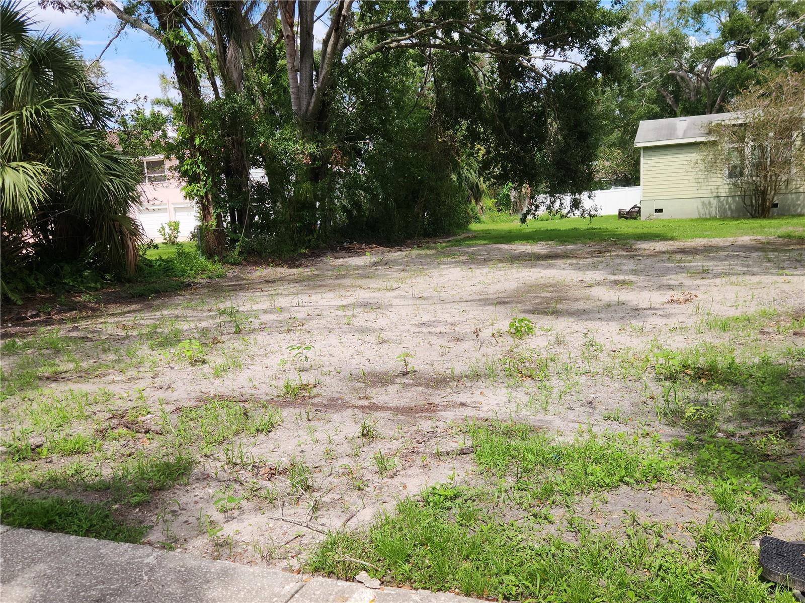 Listing photo id 5 for 107 Arlington Avenue E
