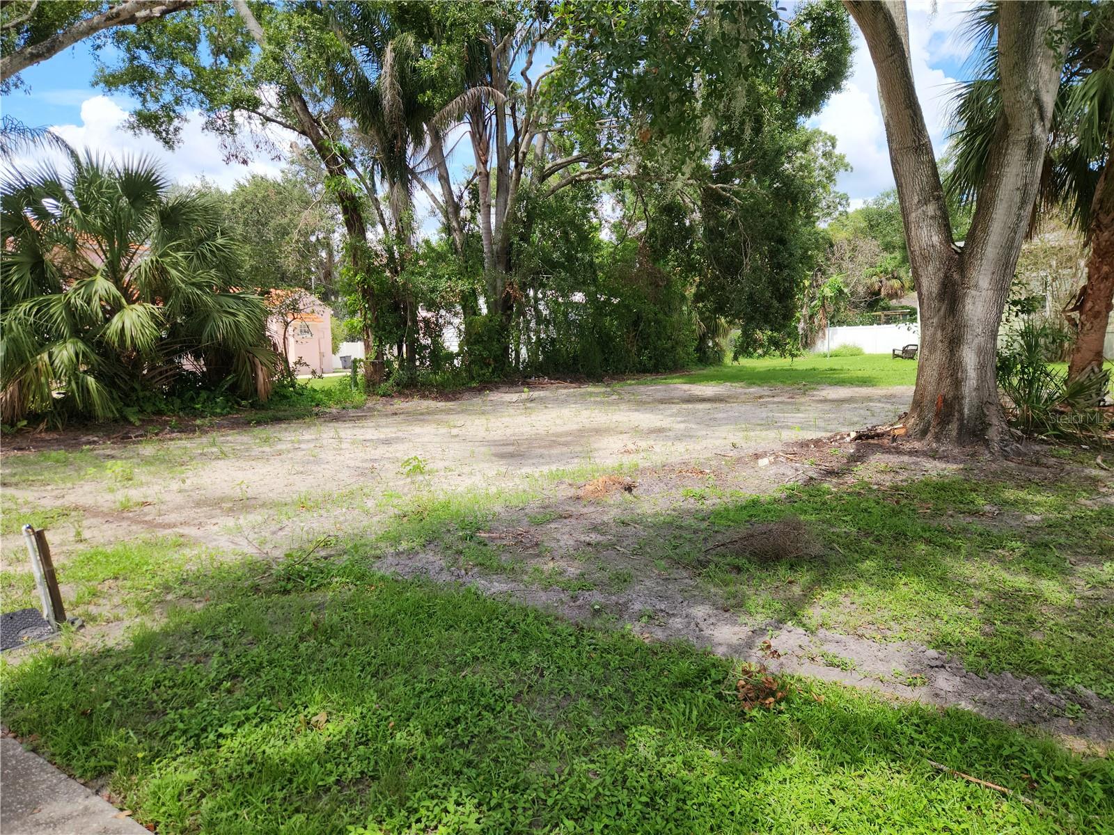 Listing photo id 7 for 107 Arlington Avenue E