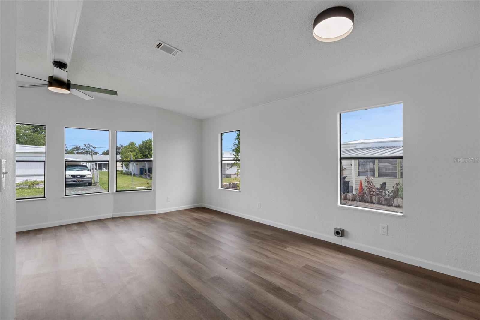 Image 10 of 39 For 918 49th Avenue W