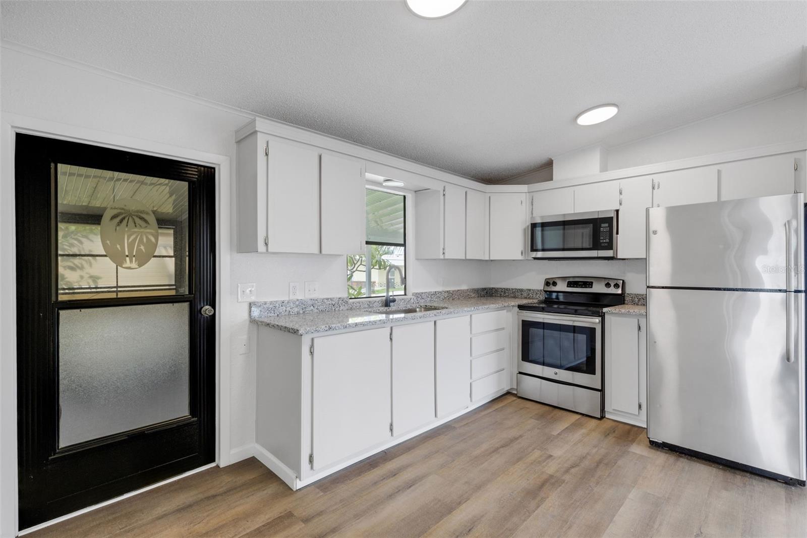 Image 12 of 39 For 918 49th Avenue W