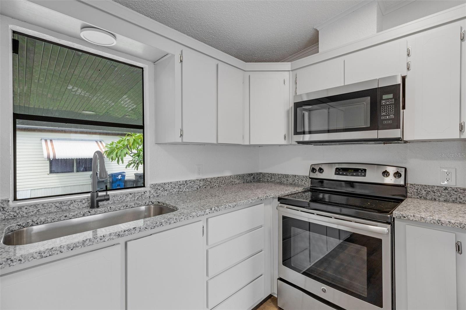 Image 13 of 39 For 918 49th Avenue W