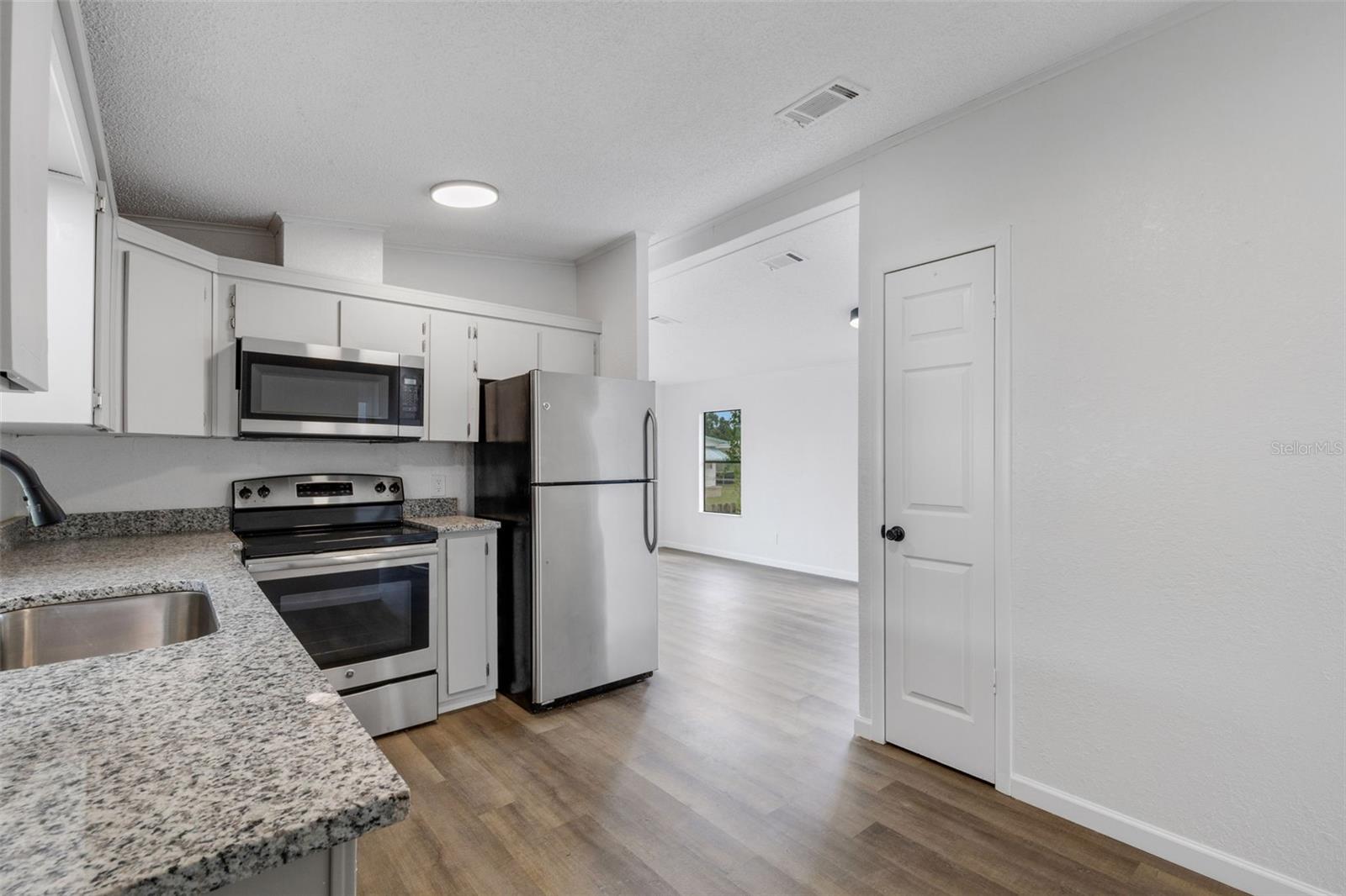 Image 16 of 39 For 918 49th Avenue W