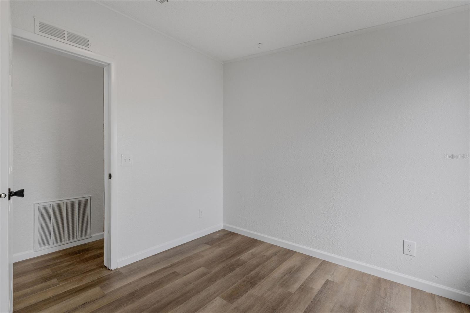 Image 18 of 39 For 918 49th Avenue W