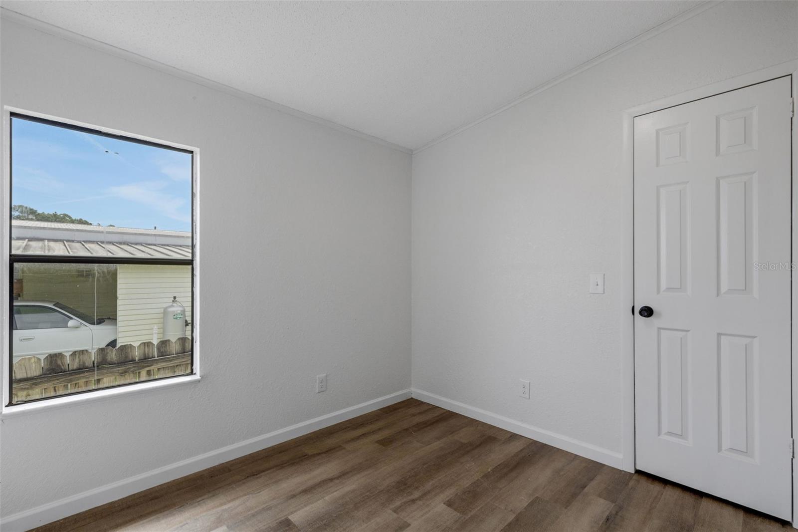 Image 20 of 39 For 918 49th Avenue W