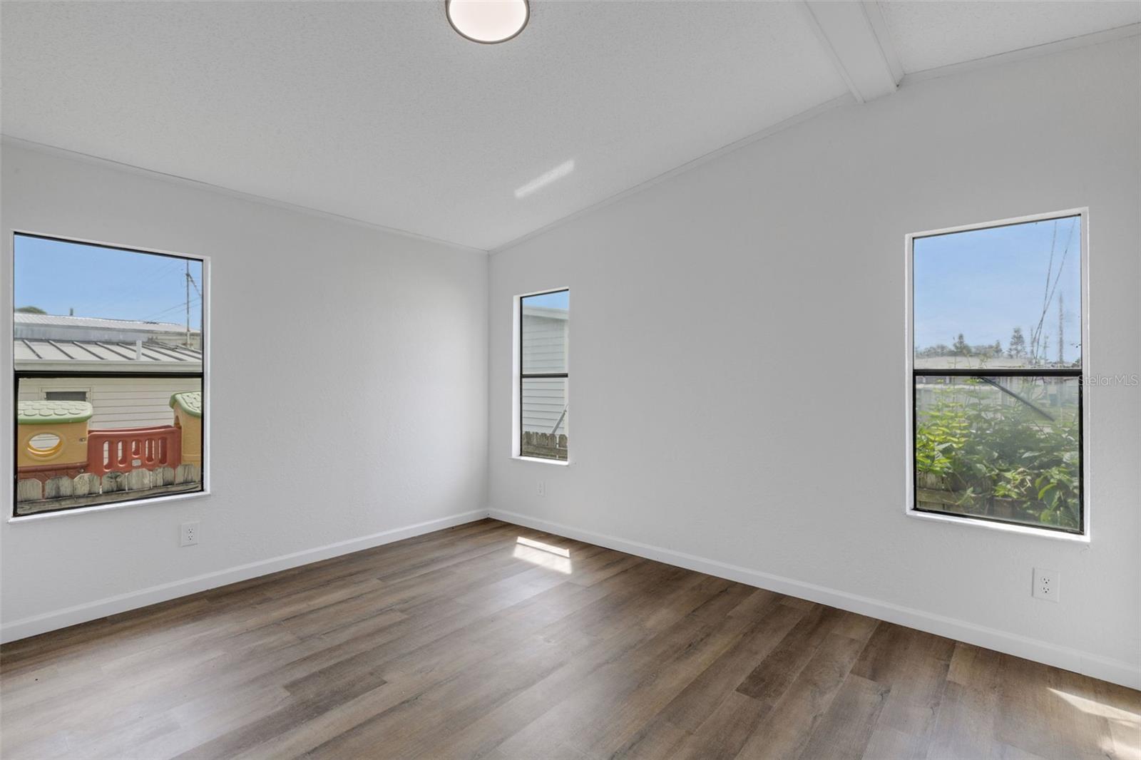 Image 22 of 39 For 918 49th Avenue W