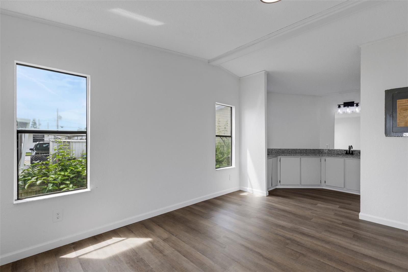 Image 24 of 39 For 918 49th Avenue W