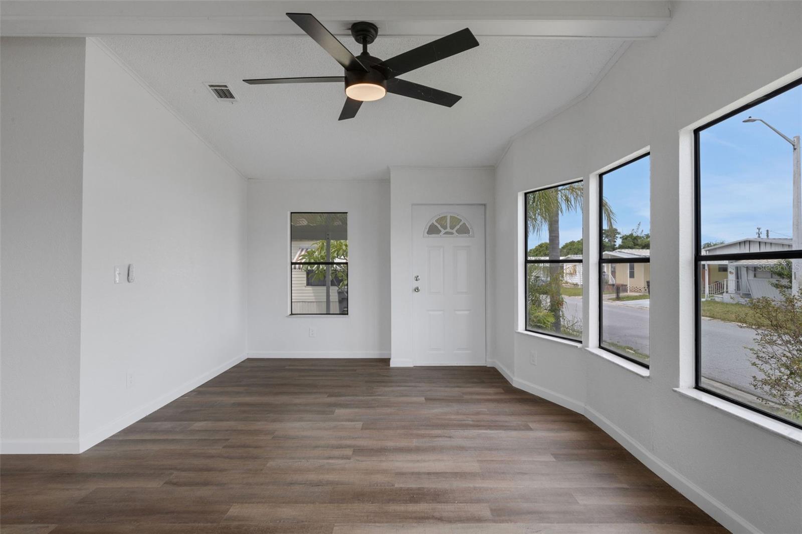 Image 3 of 39 For 918 49th Avenue W