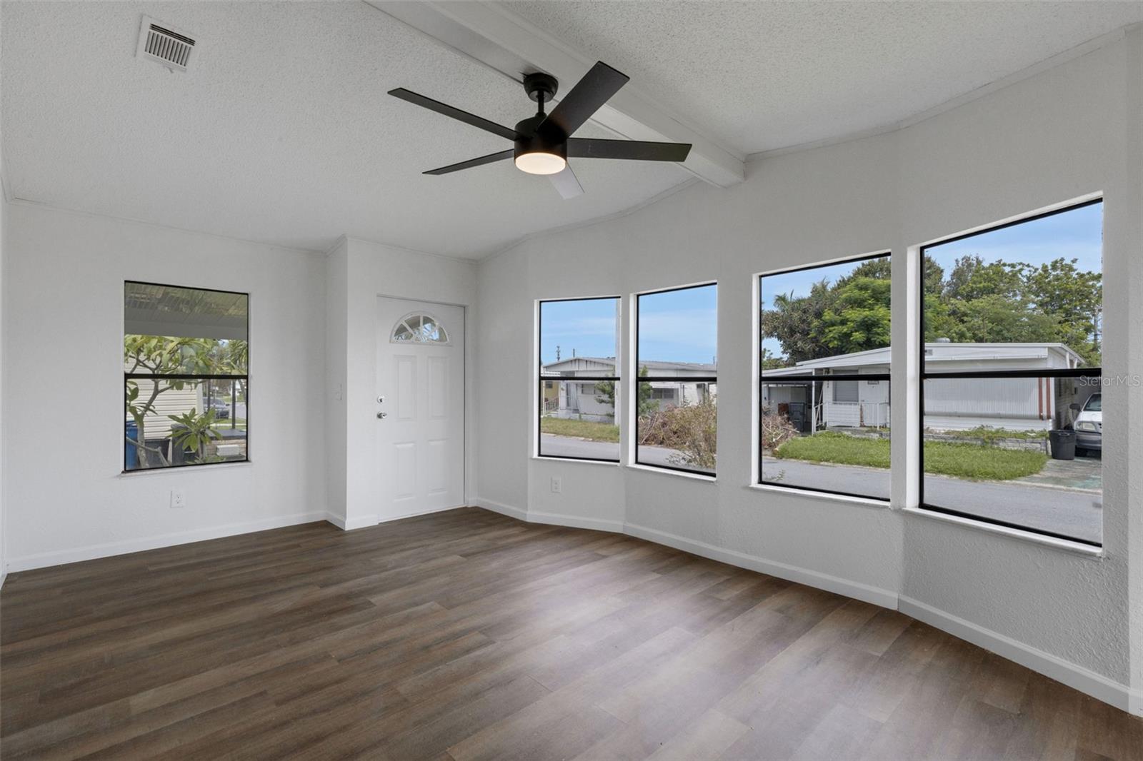 Image 4 of 39 For 918 49th Avenue W