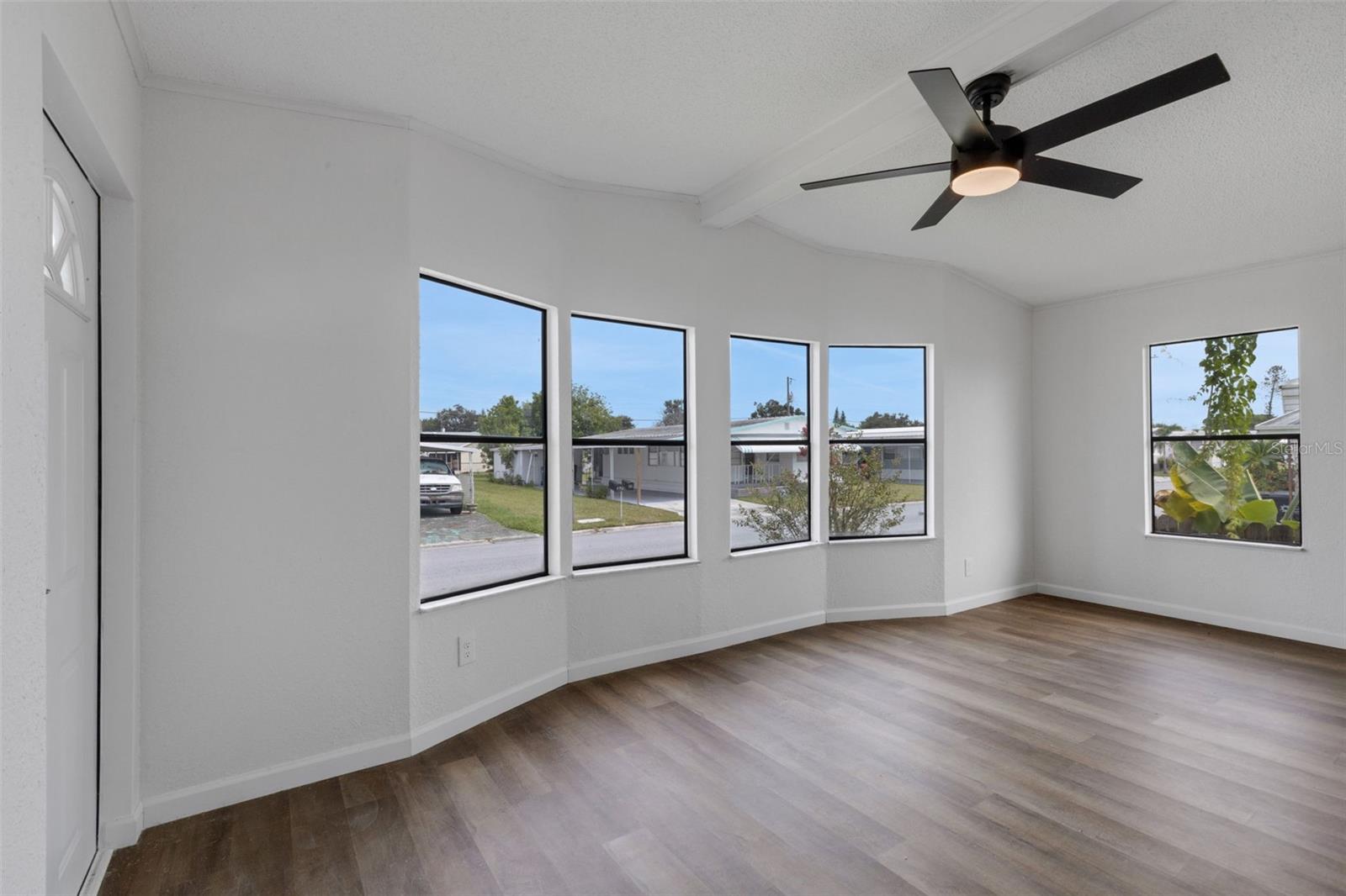 Image 5 of 39 For 918 49th Avenue W