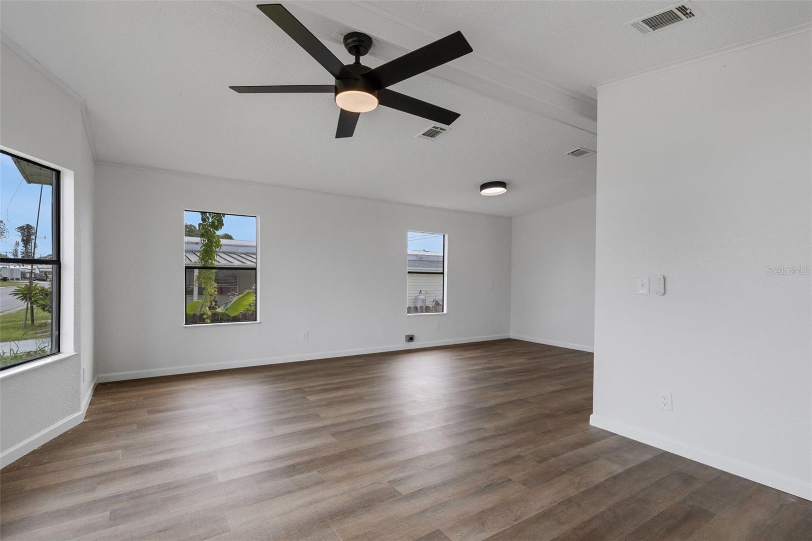 Image 6 of 39 For 918 49th Avenue W