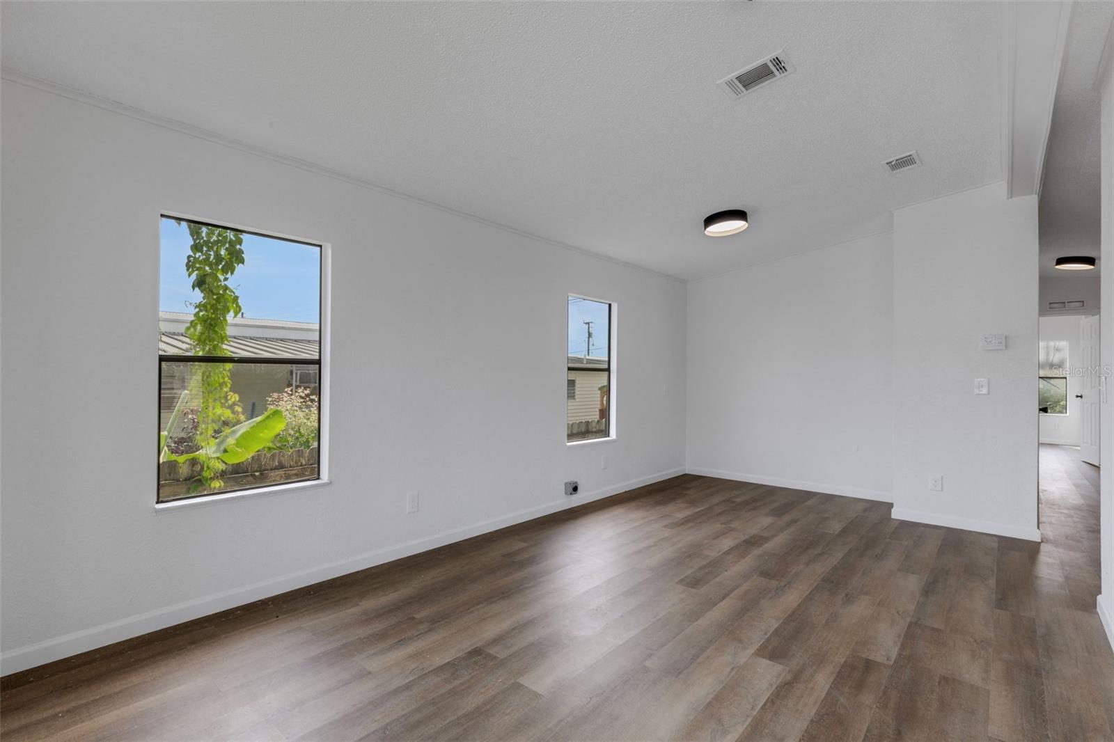 Image 7 of 39 For 918 49th Avenue W