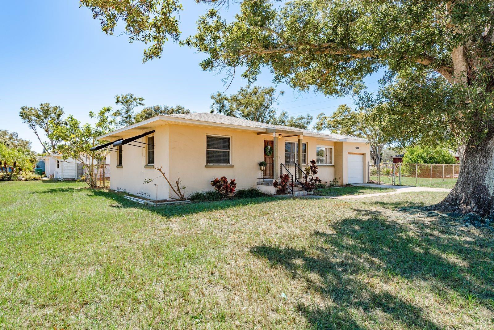 Image 3 of 40 For 1221 Woodlawn Street