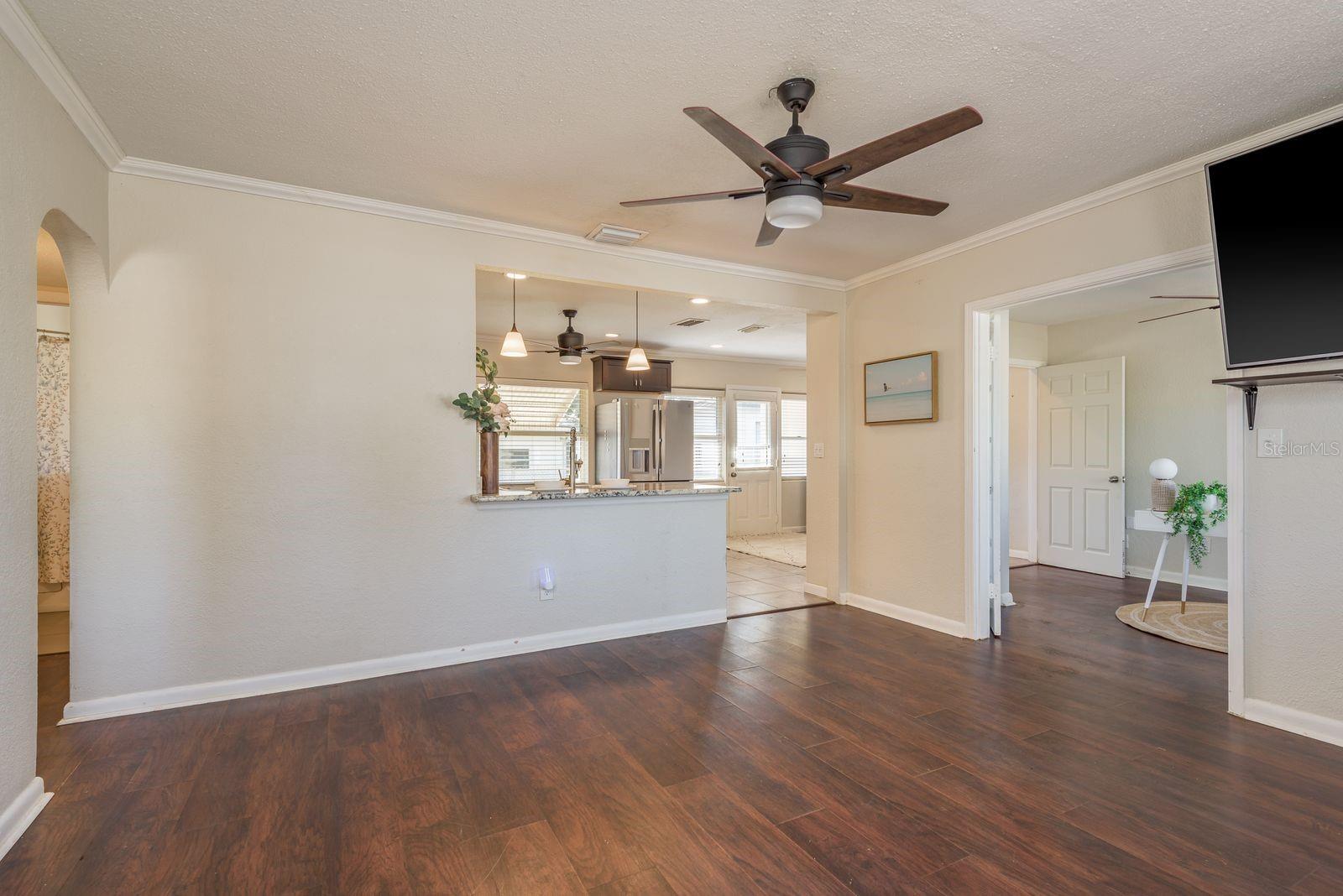 Image 5 of 40 For 1221 Woodlawn Street