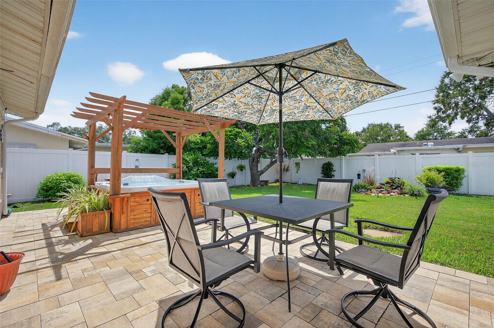 Listing photo id 9 for 1667 Suffolk Drive