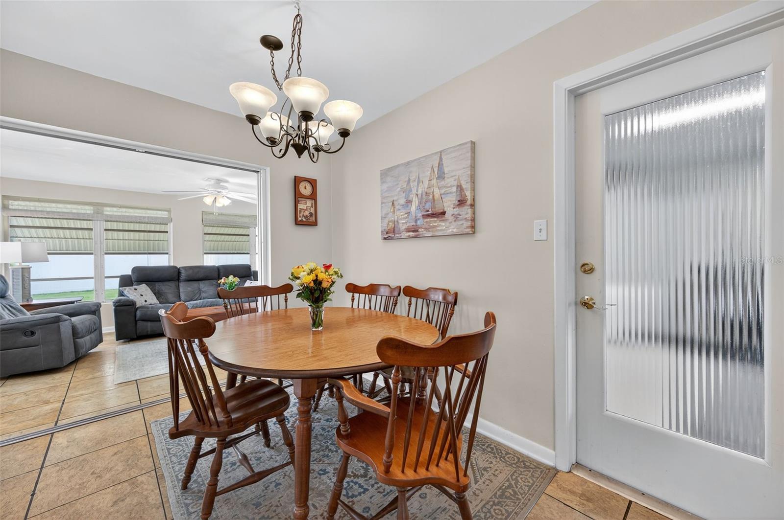 Listing photo id 13 for 1667 Suffolk Drive