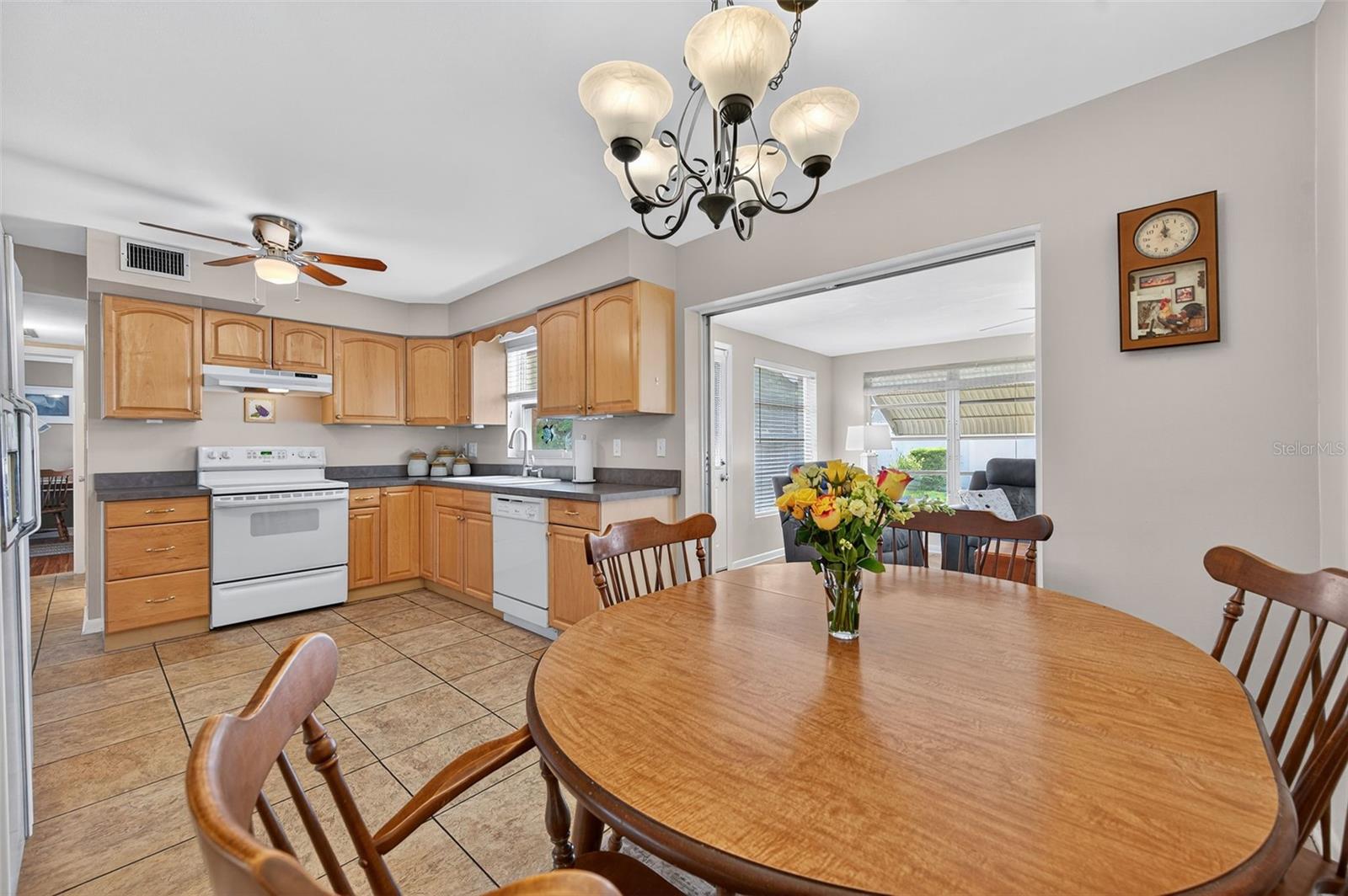 Listing photo id 14 for 1667 Suffolk Drive